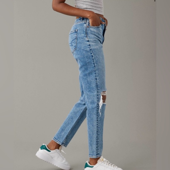 American Eagle High Rise Strigid Ripped Mom Jeans Size 4 Regular Medium Wash - Picture 3 of 14